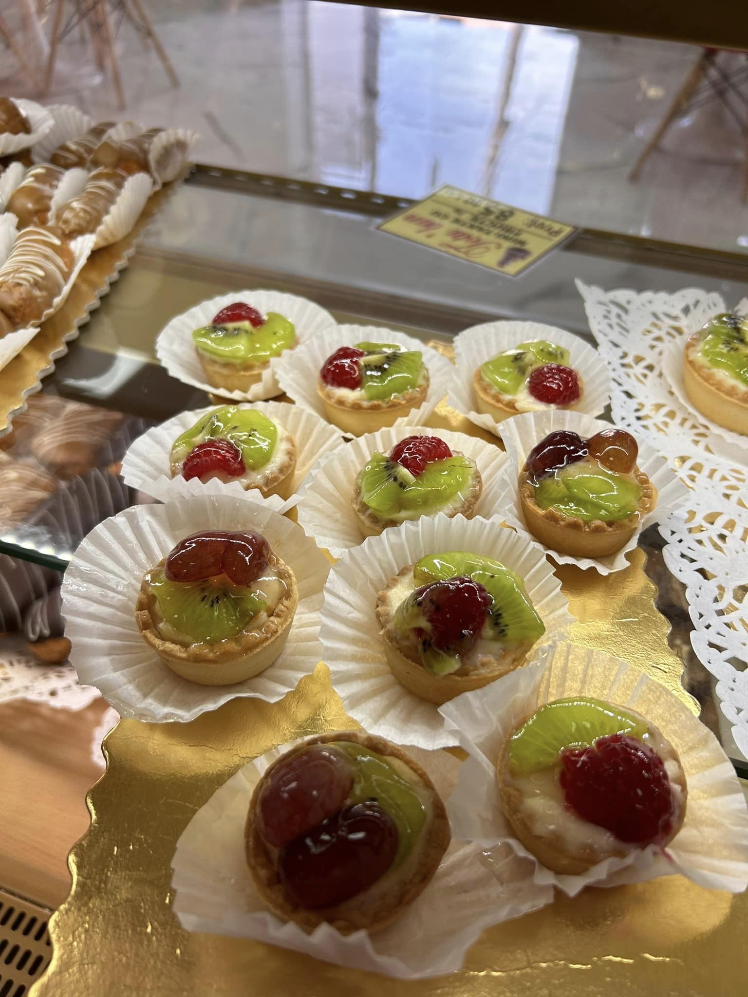 Mini Tarte cu fructe cu blat de biscuite, crema de vanilie, fructe proaspete.