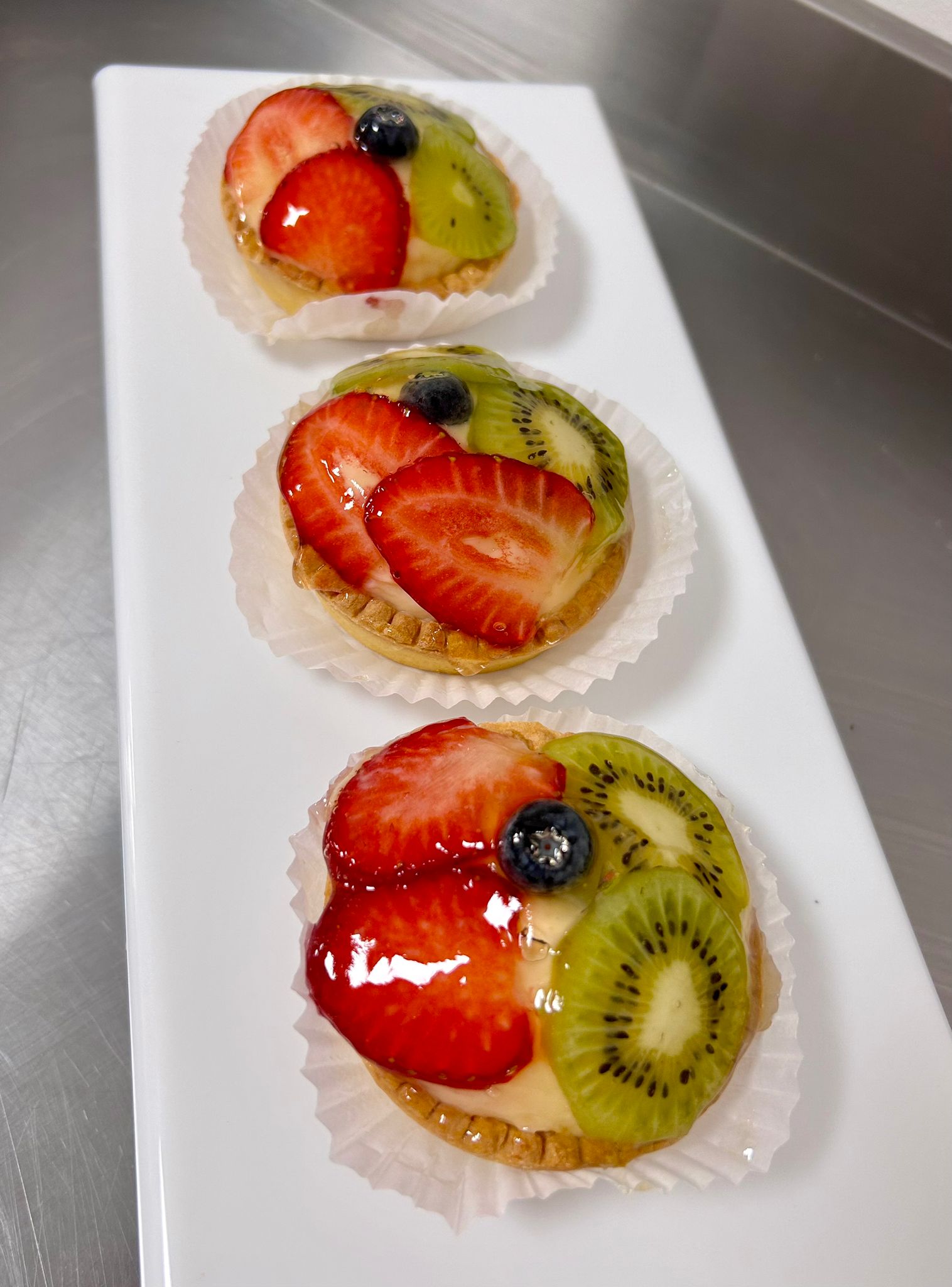 Tarte cu fructe cu blat de biscuite, crema de vanilie, fructe proaspete.