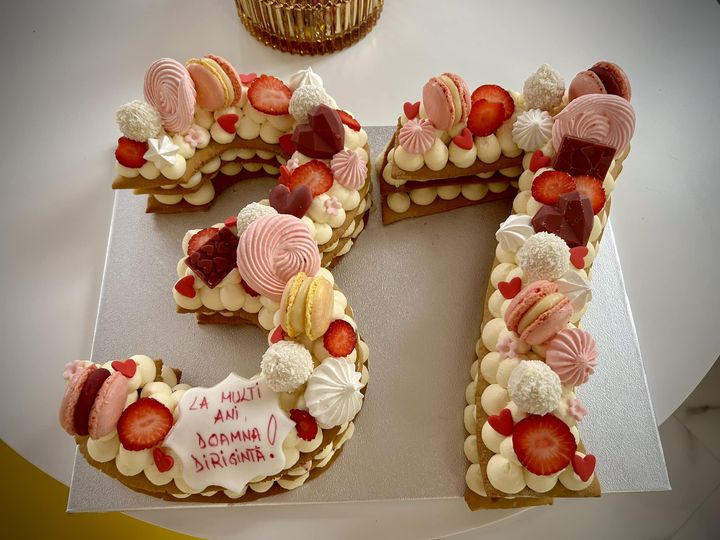 Tort Mille Feuille cu foi fragede de miere, crema de mascarpone si ciocolata alba, capsuni.