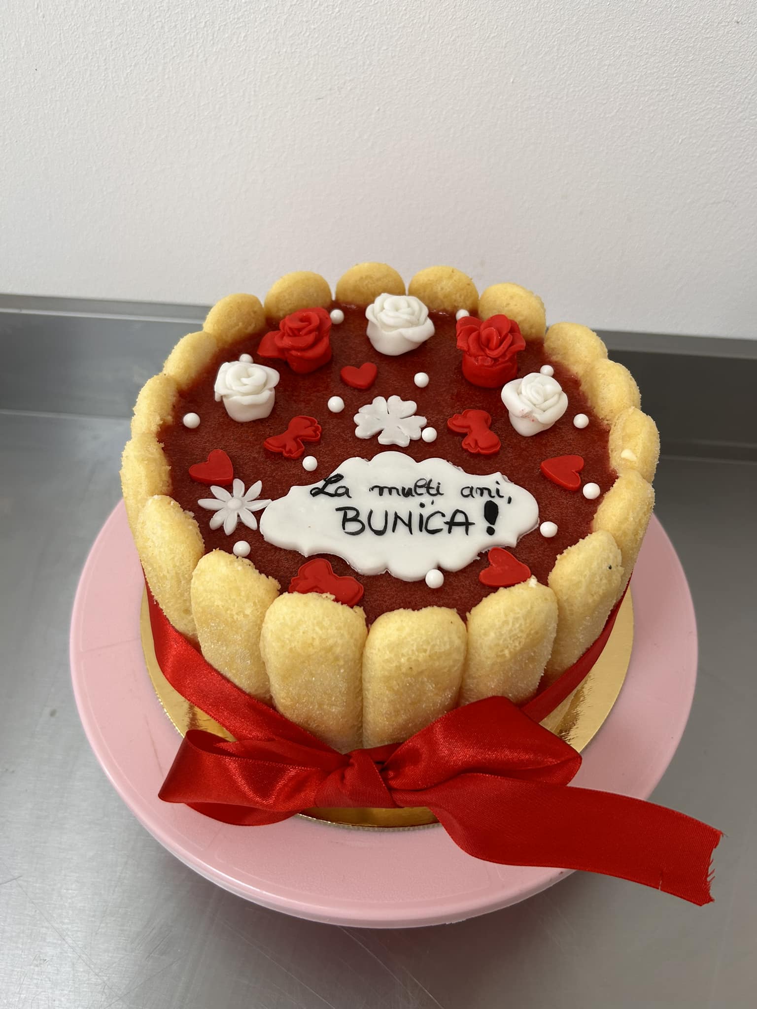 Tort diplomat cu blat de biscuite, crema diplomat, insertie de fructe si jeleu de capsuni.