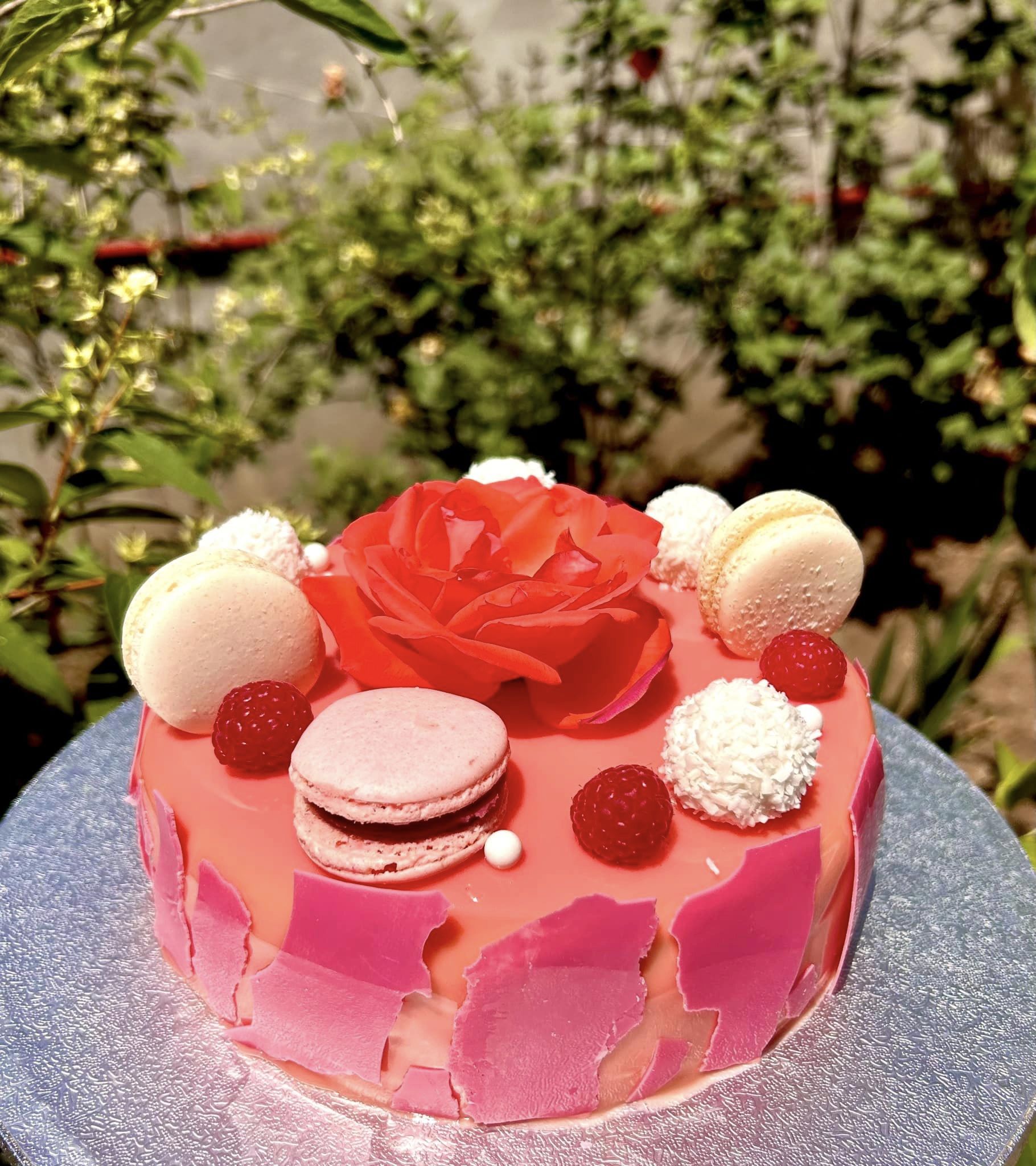 Tort Fraisier cu blat umed de migdale, jeleu de capsuni, mousse de vanilie.