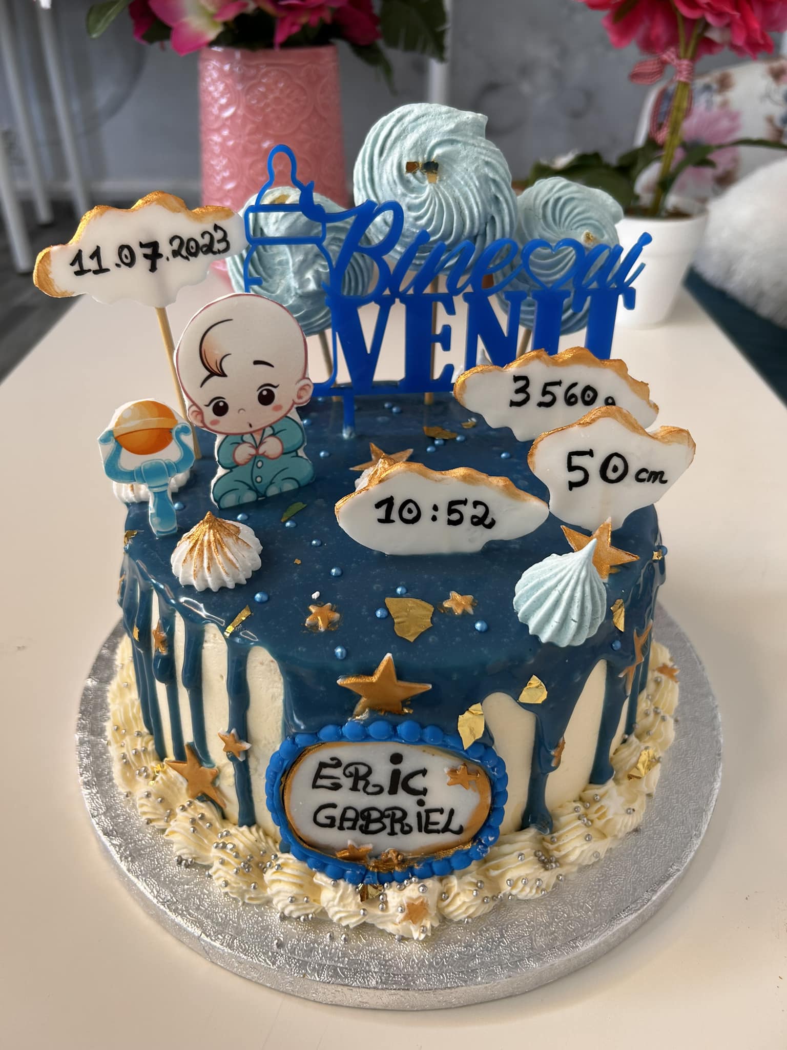 Tort kinder cu blat sponge insiropat de vanilie, mousse de: vanilie si caramel, insertie de ciocolata cu lapte, blat insiropat de nuca, insertie de batoane kinder bueno.