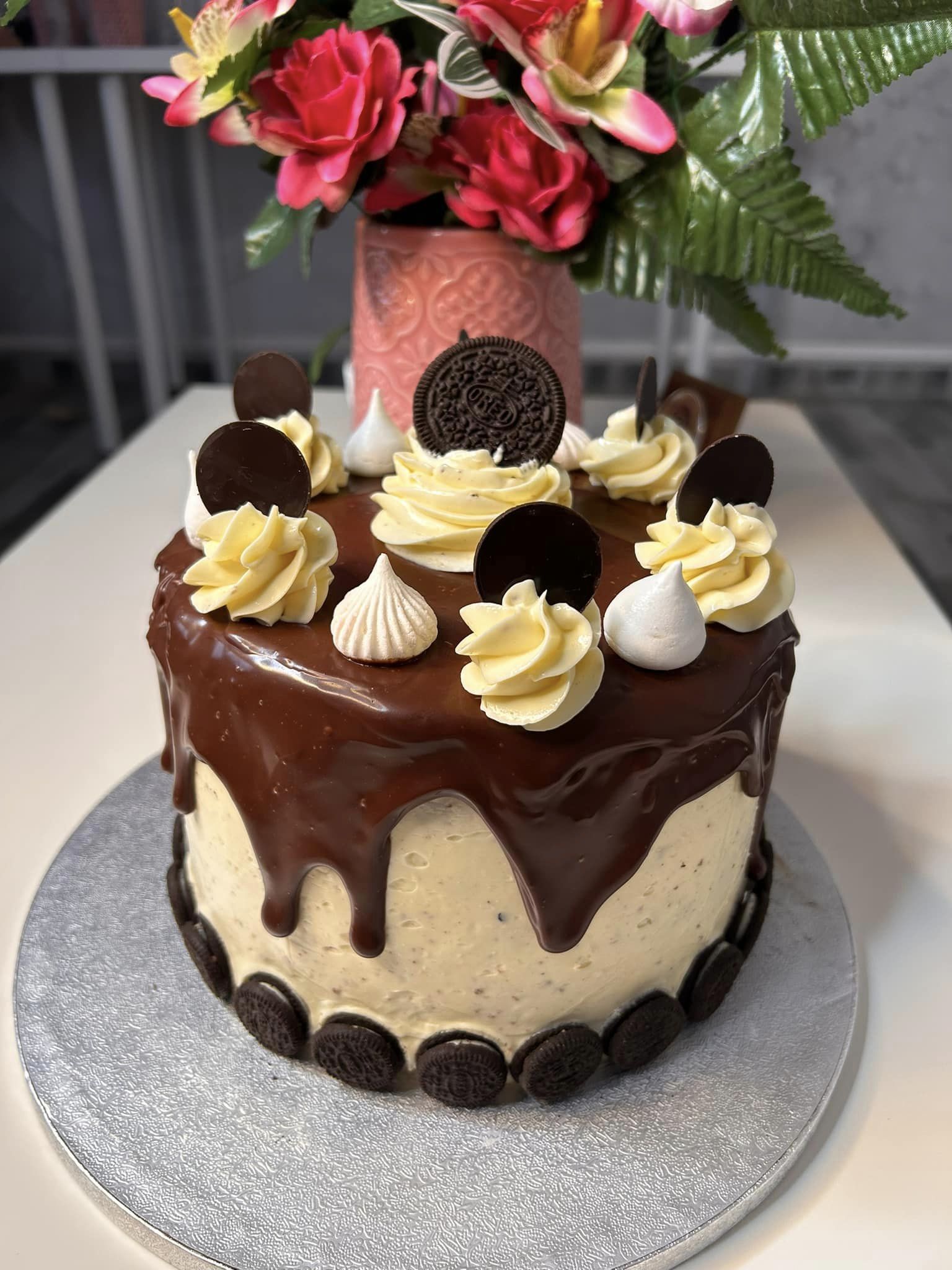 Tort Oreo cu blat insiropat cacao, crema Oreo cu mascarpone, mousse de ciocolata alba, bucati de oreo.