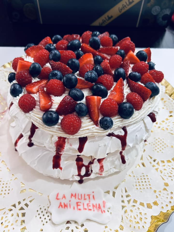 Tort Pavlova cu blat de bezea, sos de zmeura/fructe de padure, crema de mascarpone cu frisca.