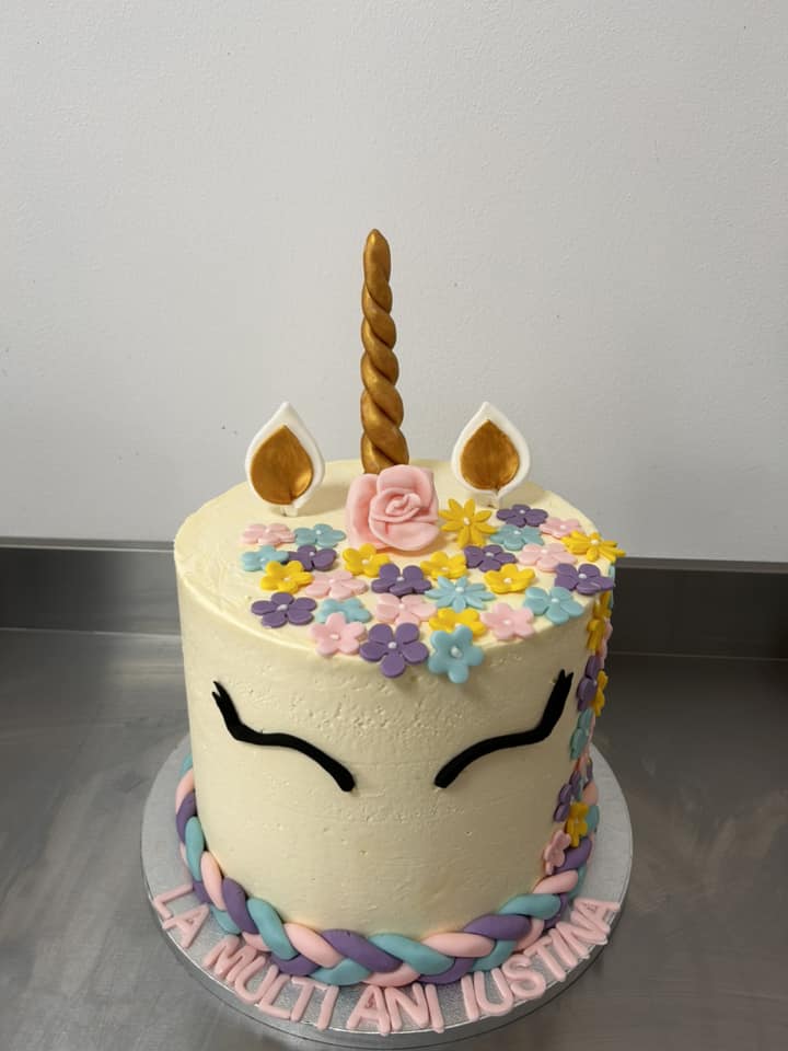 Tort Passion cu blat umed de cacao si migdale, mousse de ciocolata cu lapte, insertie crocanta de pralina si ciocolata, jeleu de fructul pasiunii.